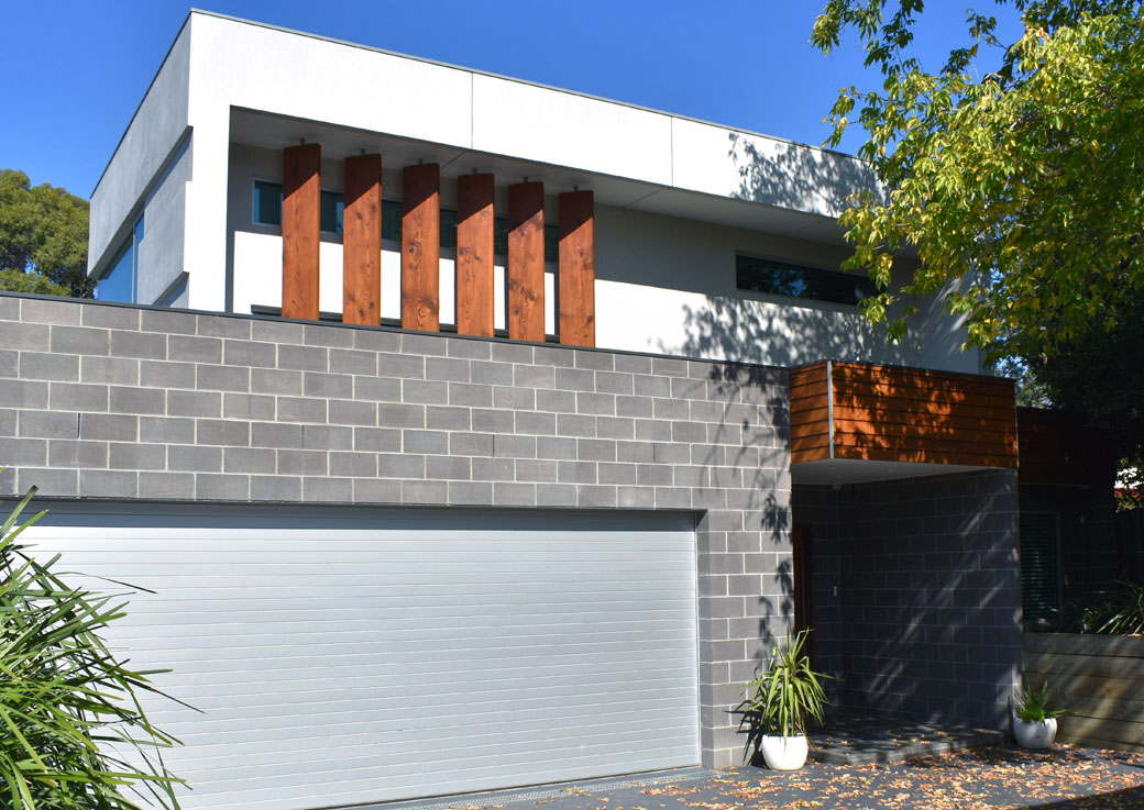 Facade of a Heidelberg new build featuring striking timber feature blades for a modern architectural look.</p>
<p>